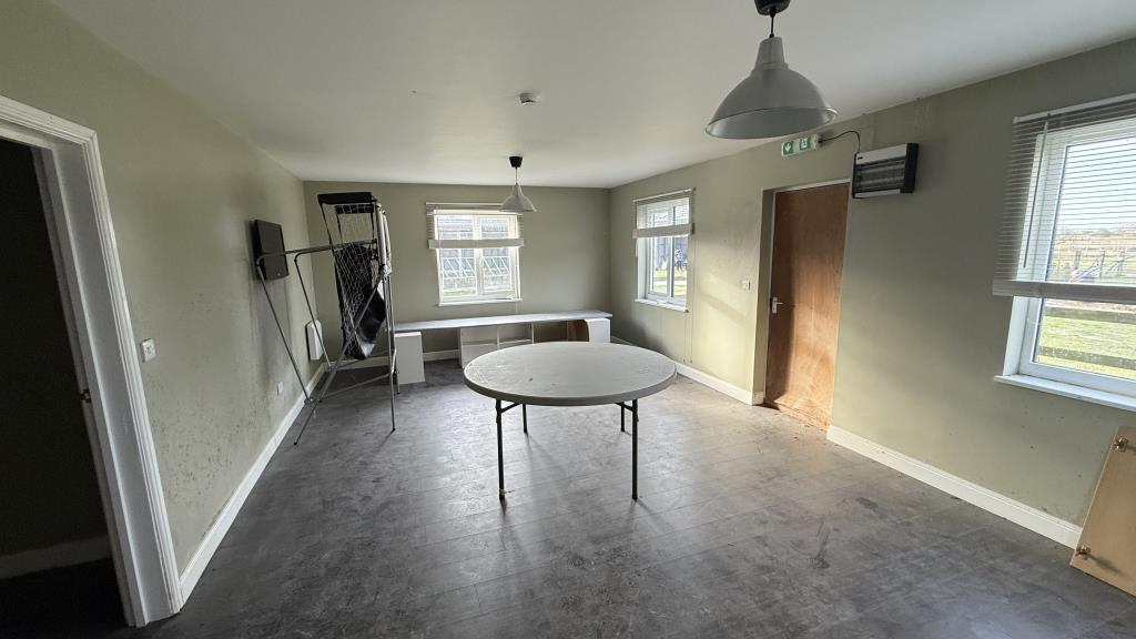 Lot: 48 - SUBSTANTIAL AGRICULTURAL HOLDING WITH BUILDINGS - Internal image of office area